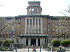 神奈川県庁前で