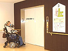 自立支援ホームのエレベーター前