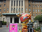 県庁庁舎入口に飾られた春節祭の飾り