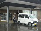 自動車に乗り込む金子氏