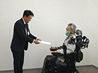 委嘱状を受ける金子氏