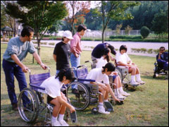 車椅子操作体験の写真