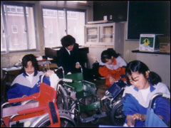 車椅子の整備中の写真